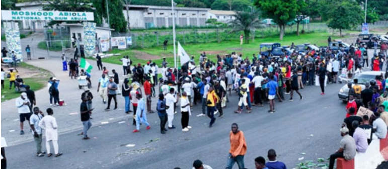 #EndBadGovernance: Thugs Harass Journalist, B£at Up Protesters In Rivers